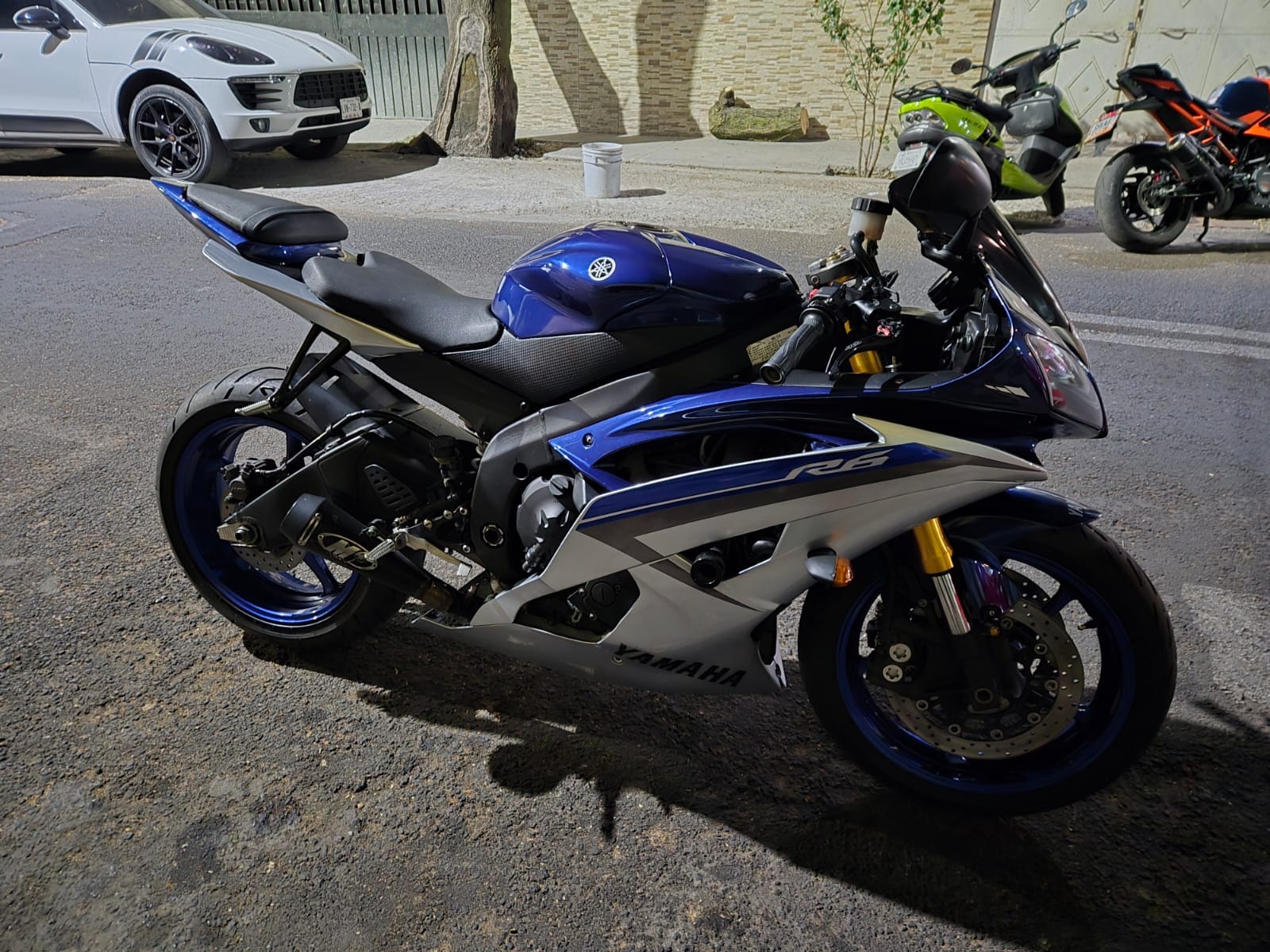 YAMAHA R6
